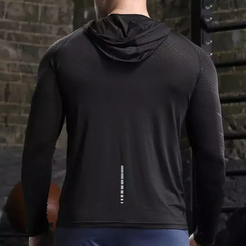 Camiseta de treino masculina Zenária preta com capuz.